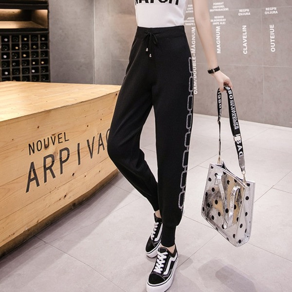 Fekete női nadrág magas derékkal és kövekkel