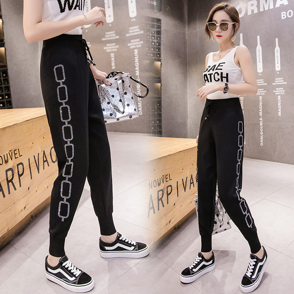 Fekete női nadrág magas derékkal és kövekkel