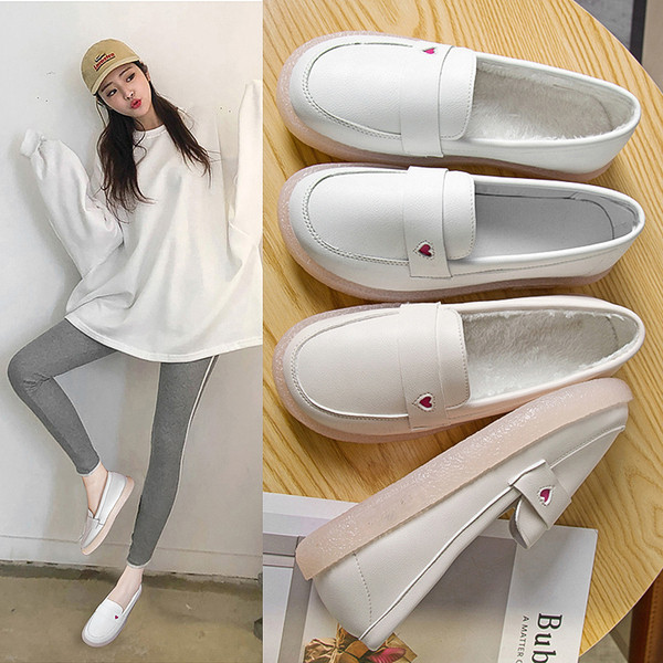 Női alkalmi cipő lapos talppal és hímzéssel