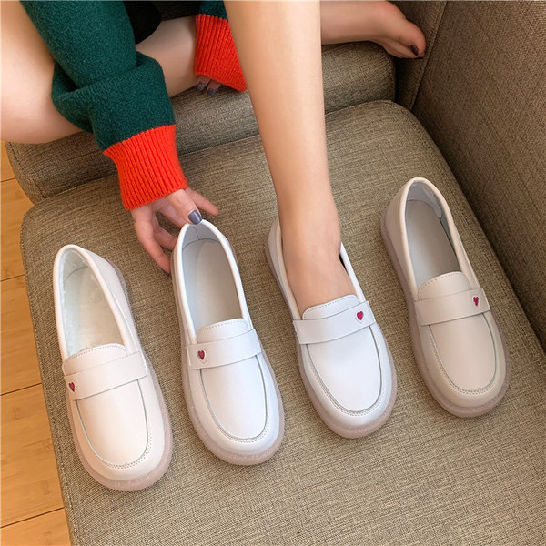 Női alkalmi cipő lapos talppal és hímzéssel