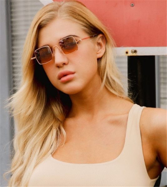 Aktuális női szemüveg vékony kerettel, négyzet alakú