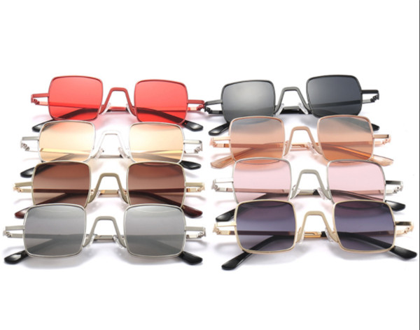 Aktuális női szemüveg vékony kerettel, négyzet alakú