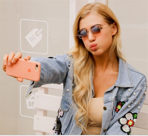 Aktuális női szemüveg vékony kerettel, négyzet alakú