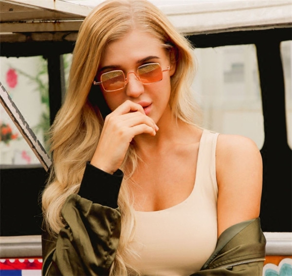 Aktuális női szemüveg vékony kerettel, négyzet alakú