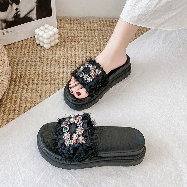 Modern női papucs magas talppal és színes kövekkel