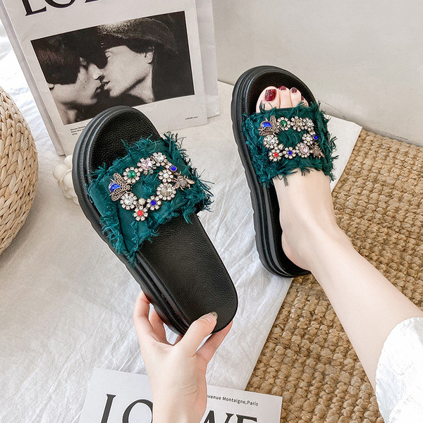 Modern női papucs magas talppal és színes kövekkel