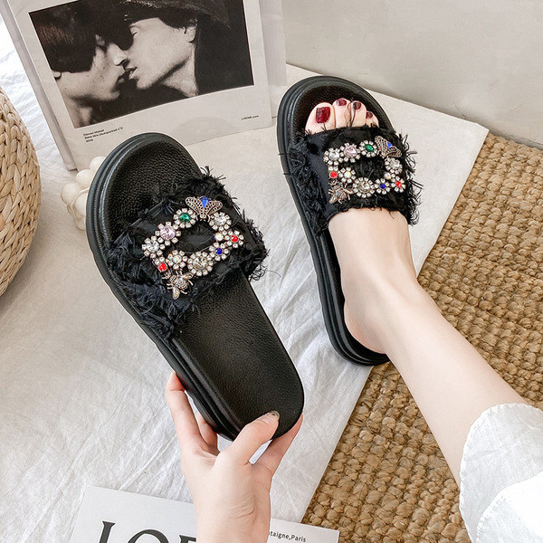 Modern női papucs magas talppal és színes kövekkel