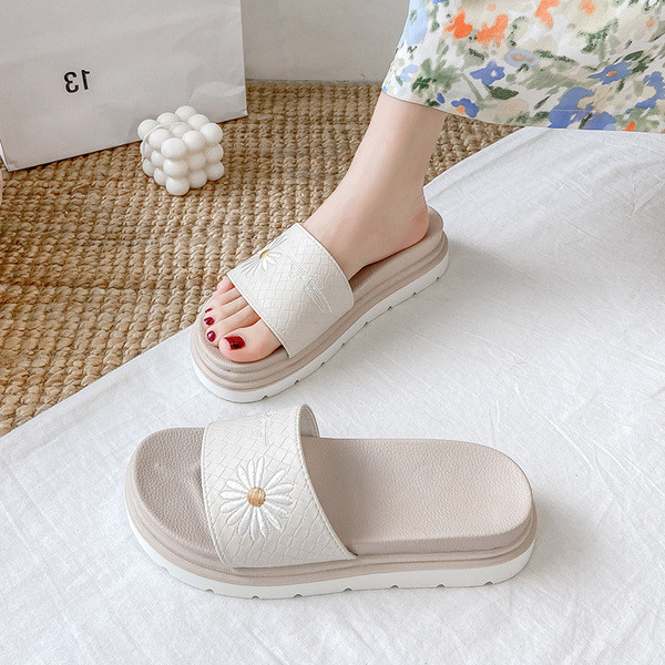 Alkalmi női papucs magas talppal, virágos hímzéssel