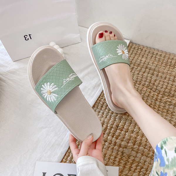 Alkalmi női papucs magas talppal, virágos hímzéssel