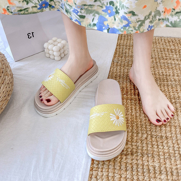 Alkalmi női papucs magas talppal, virágos hímzéssel