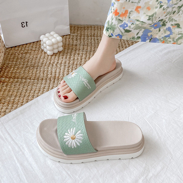 Alkalmi női papucs magas talppal, virágos hímzéssel