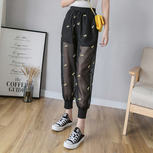 Modern női nadrág tüllel és hímzéssel