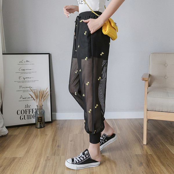 Modern női nadrág tüllel és hímzéssel