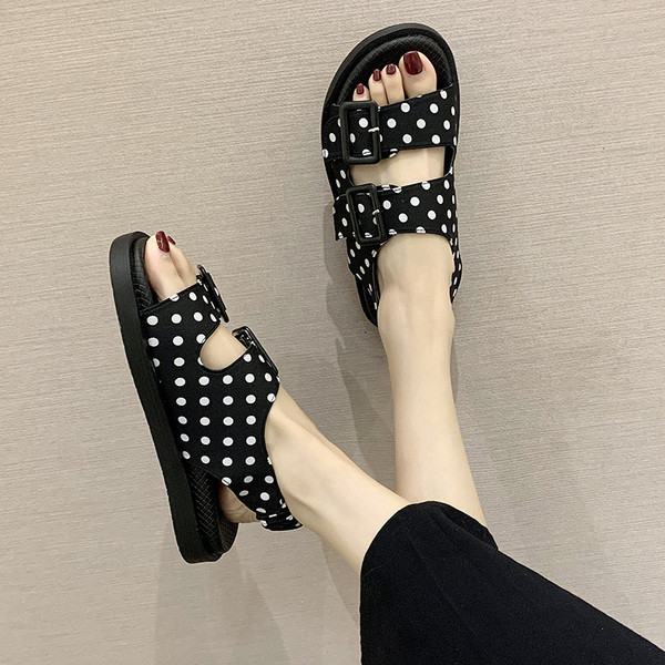 Modern női pöttyös csatos szandál