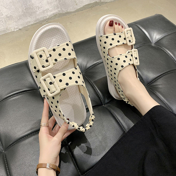 Modern női pöttyös csatos szandál