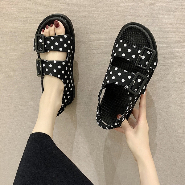 Modern női pöttyös csatos szandál