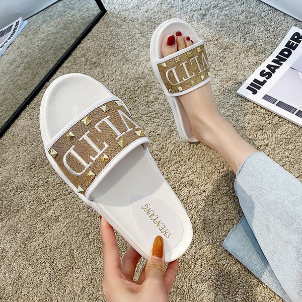 Fényes hatású, feliratos, fém fűzőlyukú modern női papucs