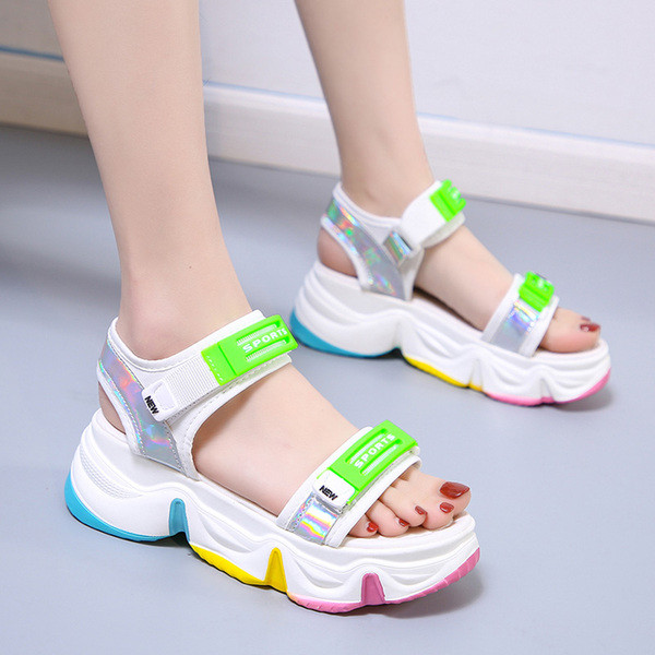 Színes női szandál durva talppal és tépőzárral