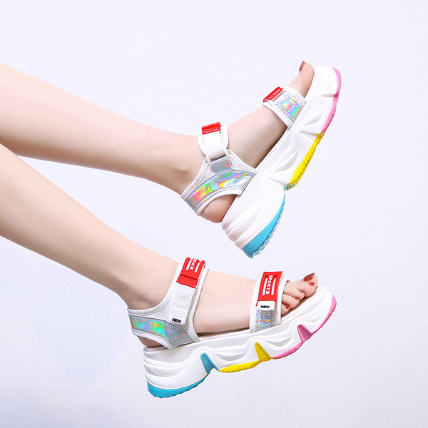 Színes női szandál durva talppal és tépőzárral