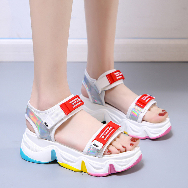 Színes női szandál durva talppal és tépőzárral