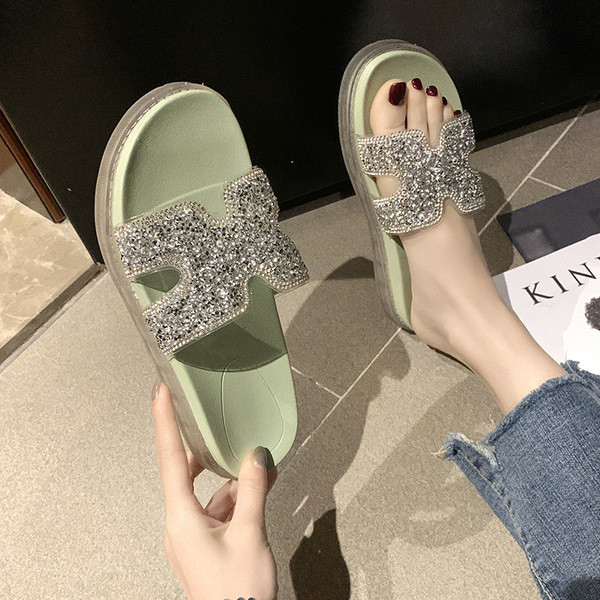 Aktuális, lapos talpú, fényes hatású női papucs