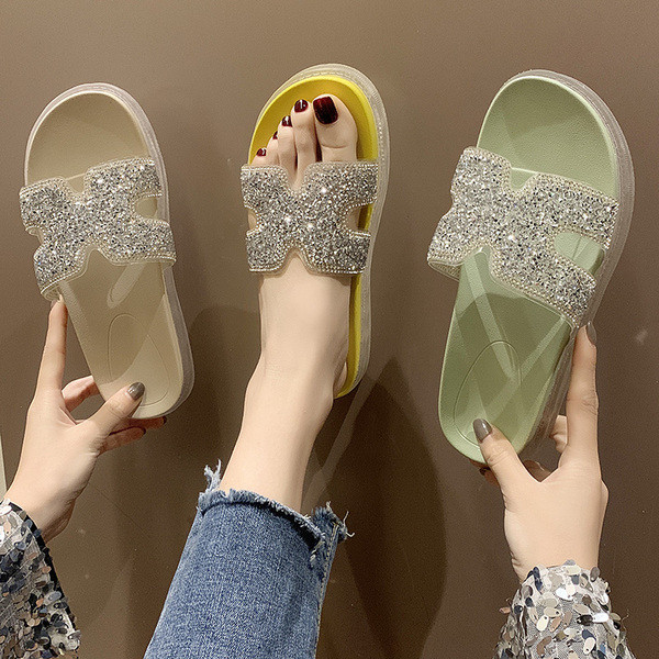 Aktuális, lapos talpú, fényes hatású női papucs