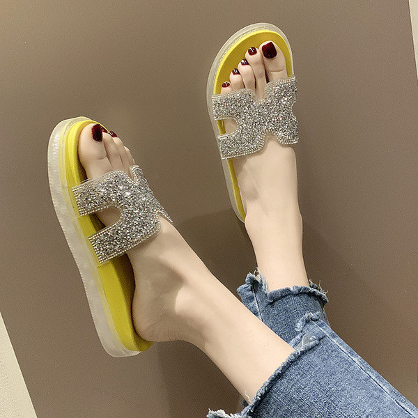 Aktuális, lapos talpú, fényes hatású női papucs