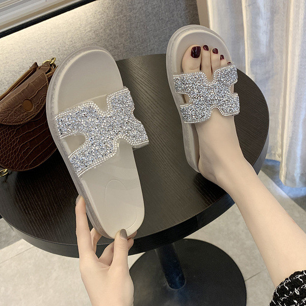 Aktuális, lapos talpú, fényes hatású női papucs