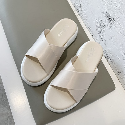 Sima, lapos talpú női papucs modell