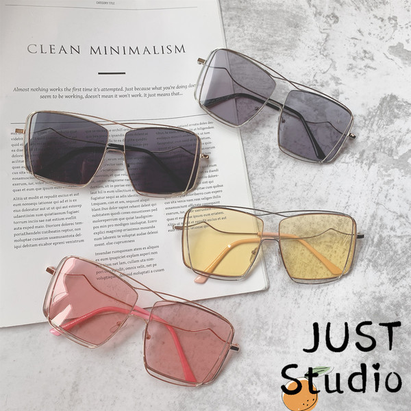 Modernas sieviešu brilles ar plānu rāmi kvadrātveida formā