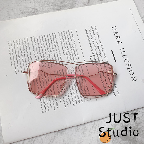 Modernas sieviešu brilles ar plānu rāmi kvadrātveida formā