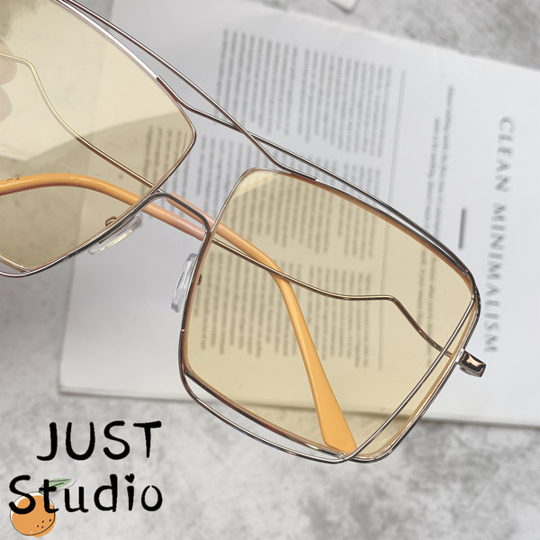 Modernas sieviešu brilles ar plānu rāmi kvadrātveida formā