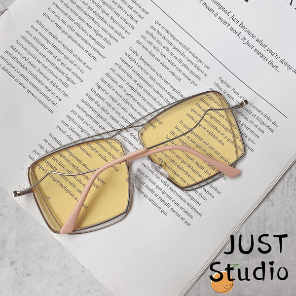 Modernas sieviešu brilles ar plānu rāmi kvadrātveida formā