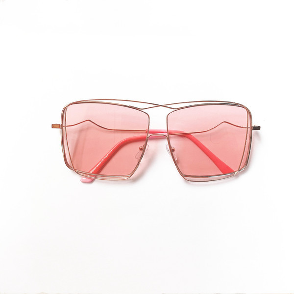 Modernas sieviešu brilles ar plānu rāmi kvadrātveida formā