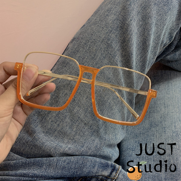 Ikdienas sieviešu brilles apaļā formā ar plānām lencēm