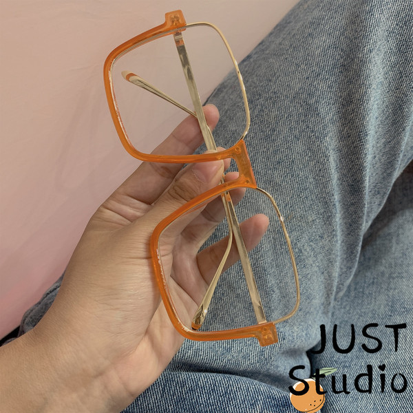 Ikdienas sieviešu brilles apaļā formā ar plānām lencēm