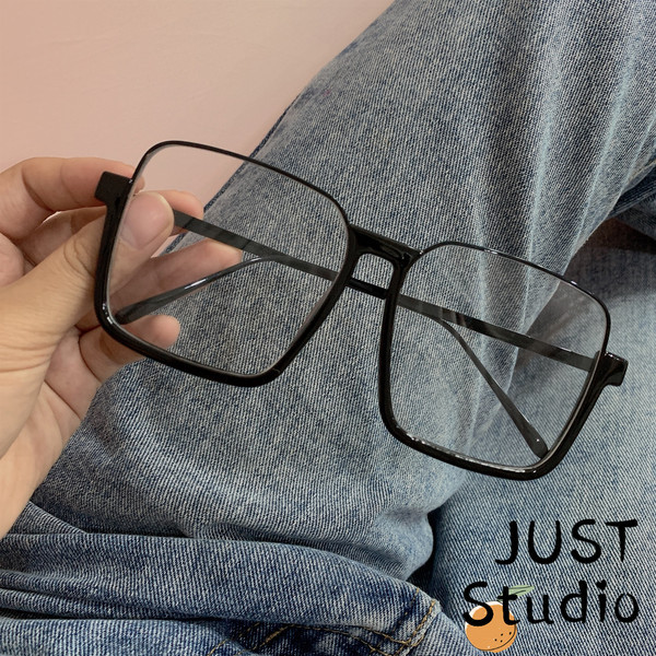 Ikdienas sieviešu brilles apaļā formā ar plānām lencēm