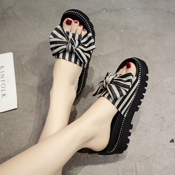 Prugaste ženske papuče s visokim potplatom i trakom