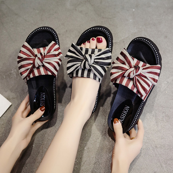 Prugaste ženske papuče s visokim potplatom i trakom