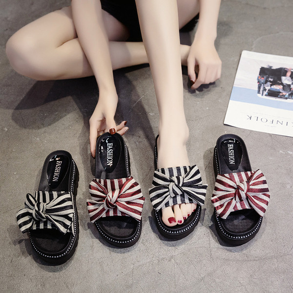 Prugaste ženske papuče s visokim potplatom i trakom