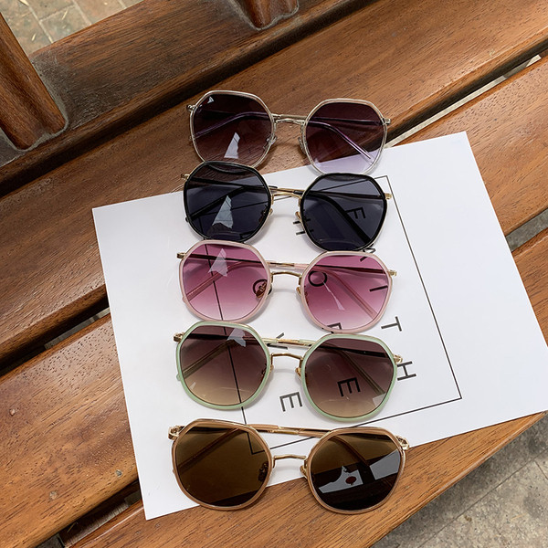 Modernas sieviešu apaļas brilles