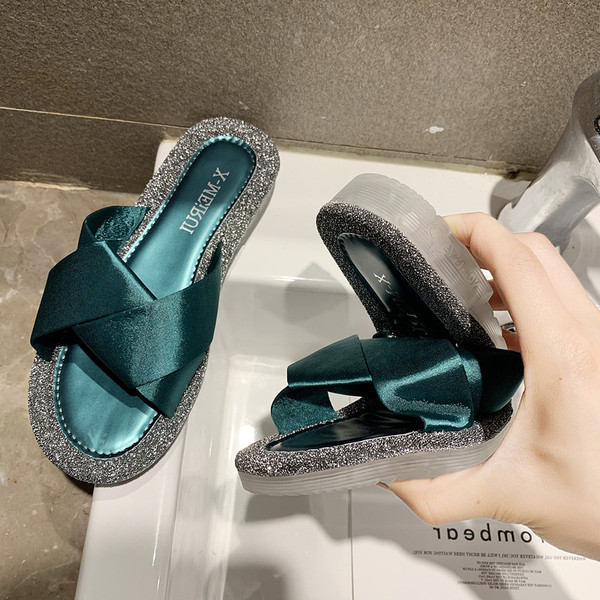 Stilīgas sieviešu čības ar spīdīgu efektu