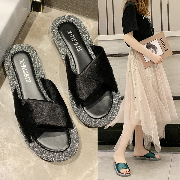 Stilīgas sieviešu čības ar spīdīgu efektu