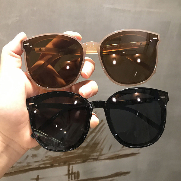 Stilīgas sieviešu brilles kvadrāta formā