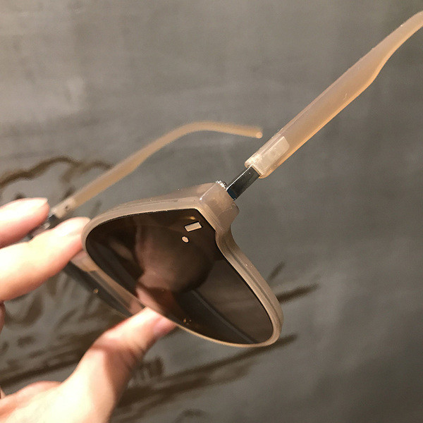 Stilīgas sieviešu brilles kvadrāta formā