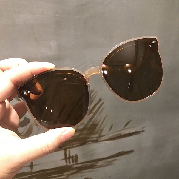 Stilīgas sieviešu brilles kvadrāta formā