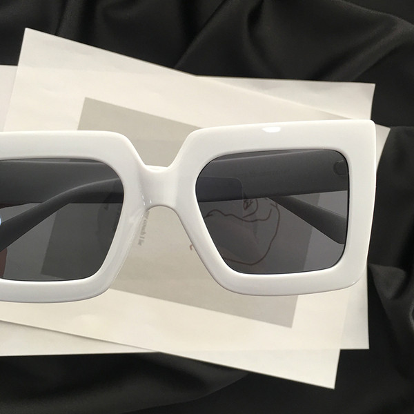 Dmaski modernas saulesbrilles kvadrāta formā