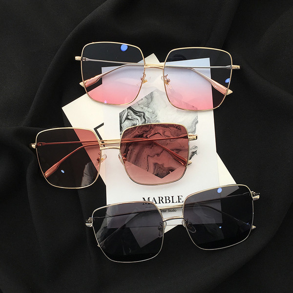 Stilīgas sieviešu brilles ar plānu rāmi kvadrātveida formā