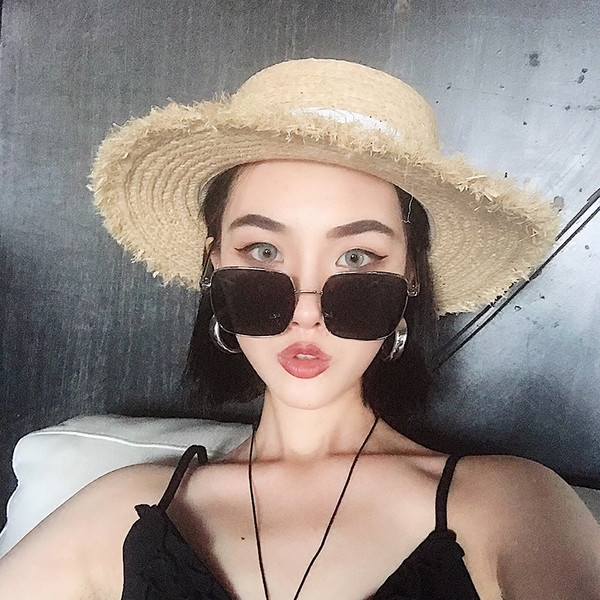 Stilīgas sieviešu brilles ar plānu rāmi kvadrātveida formā