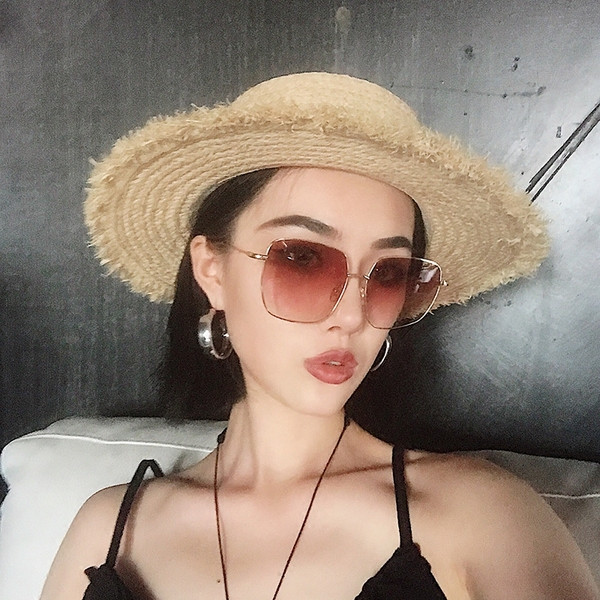 Stilīgas sieviešu brilles ar plānu rāmi kvadrātveida formā